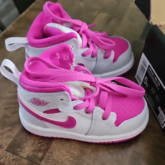 Jordan Kids' Sneakers in White and Pink - Picture 4 of 9